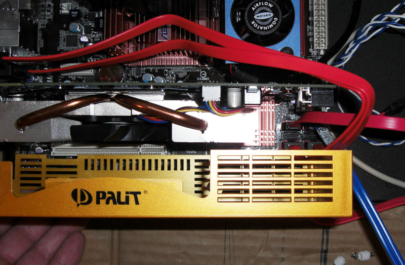 palit-9600gt_case-cover-vs-sata-ports.jpg